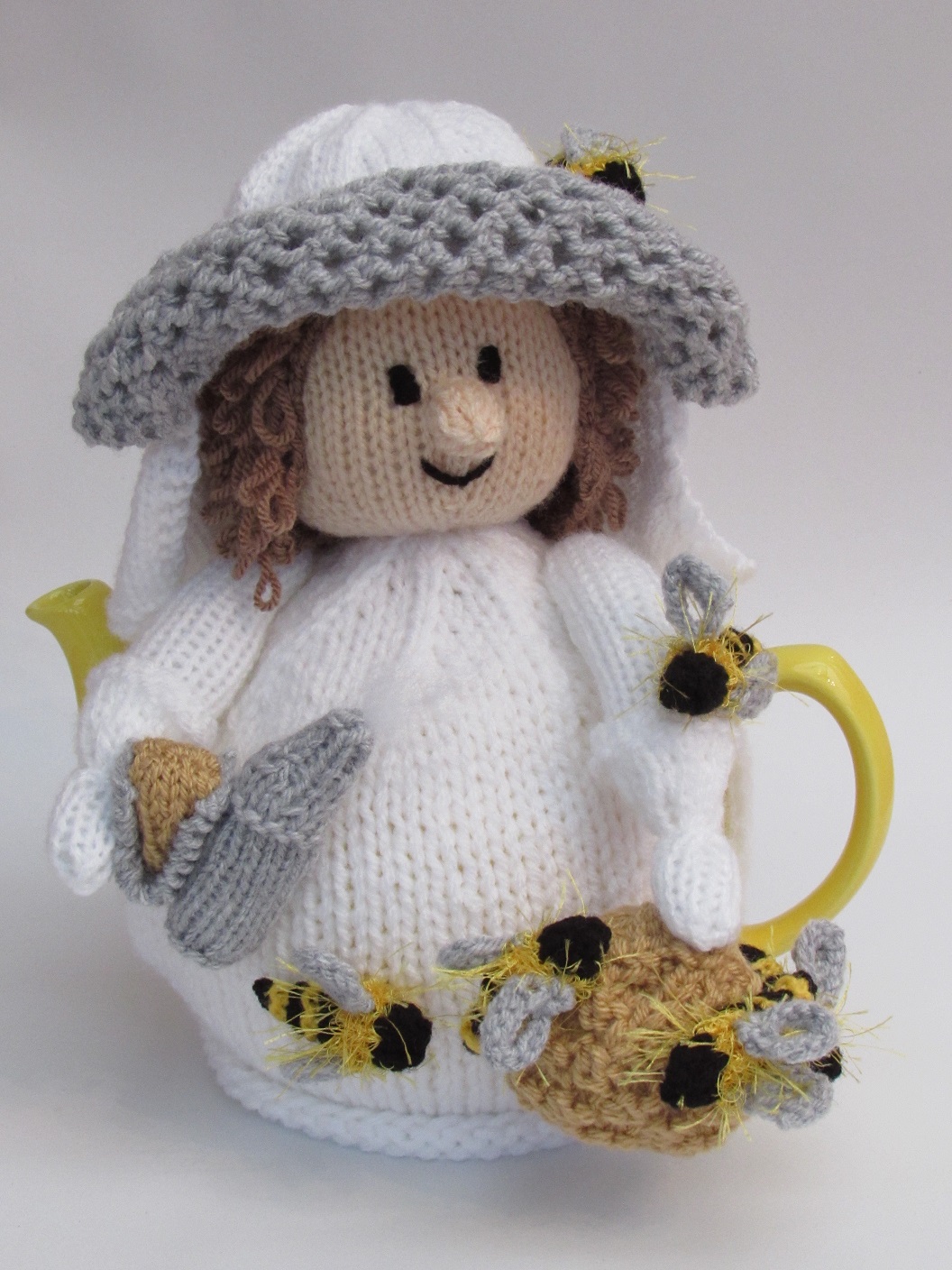 beekeeper-tea-cosy-knitting-pattern.jpg